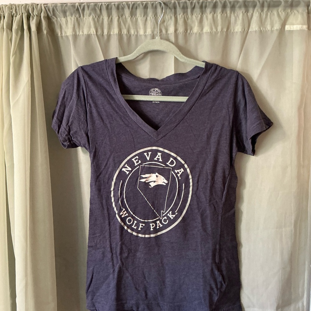 Nevada Wolf Pack Women's Navy V-Neck T-Shirt UNR SIZE MEDIUM